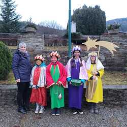 Ronja, Raphaela, Zoey und Elisabeth wurden im Dorf rechts von Nicol Posch begleitet.